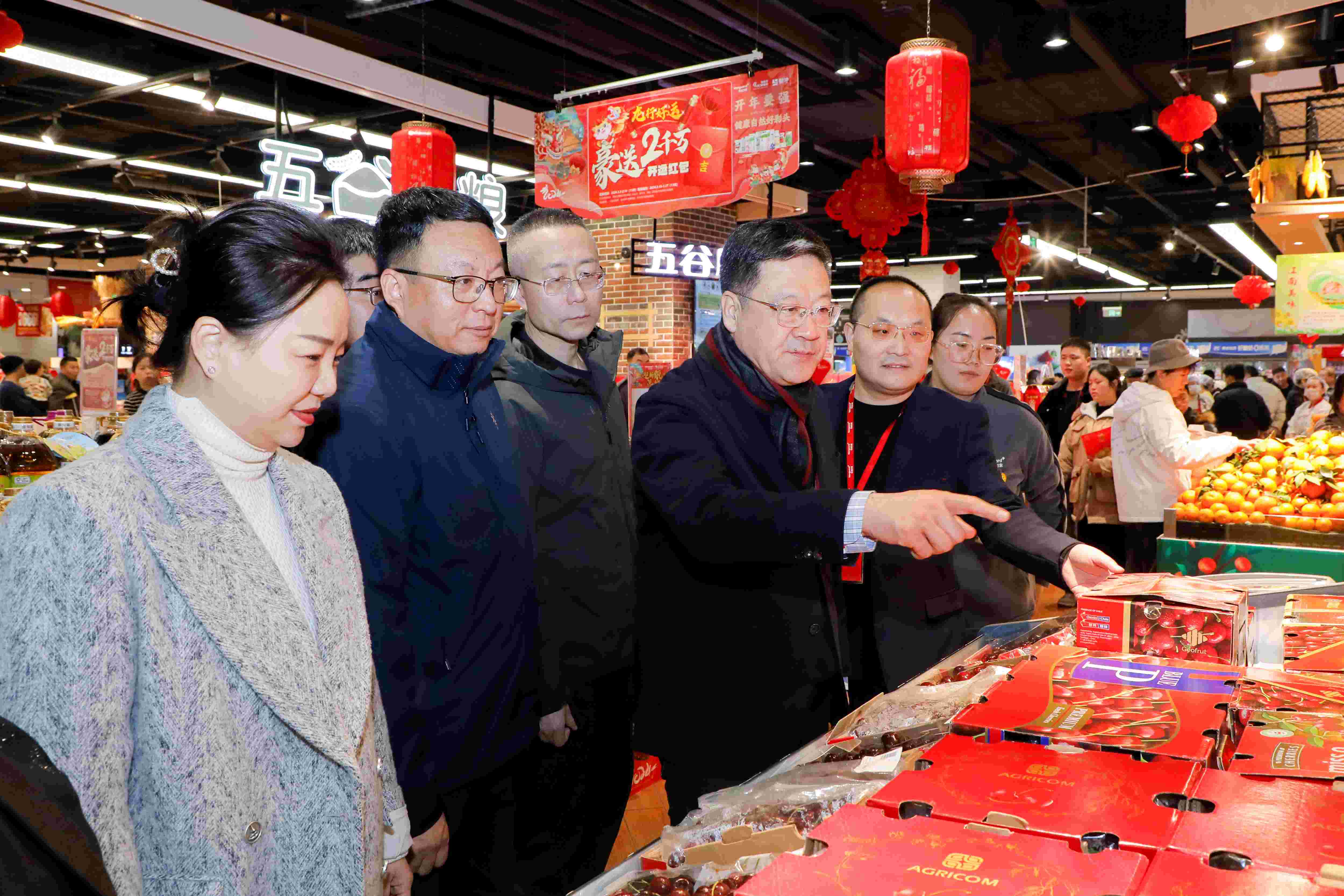 集团蓝屹副总经理赴华润万家调研并慰问一线员工