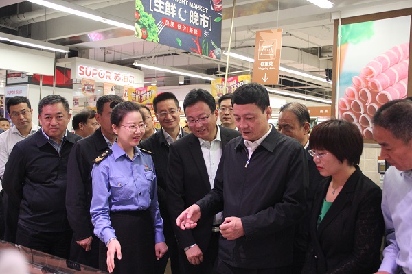 国家市场监督管理局党组书记肖亚庆一行调研华润万家西安朝阳国际店