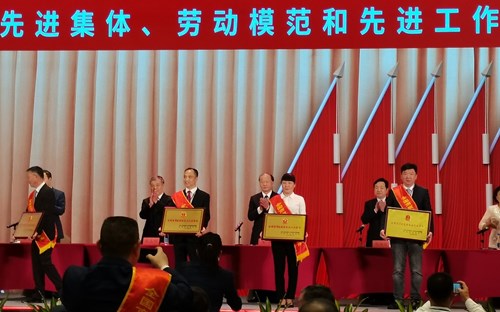 华润万家江西红谷滩店荣获“全国商贸流通服务业先进集体”奖