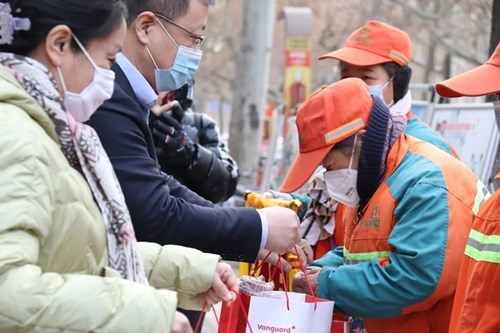 华润万家“暖冬”行动覆盖全国66城，为20万人次的户外工作者带来冬日温暖