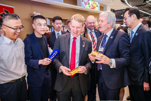 新西兰总理逛萬家CiTY，奇异果跟家乡的一样好吃！