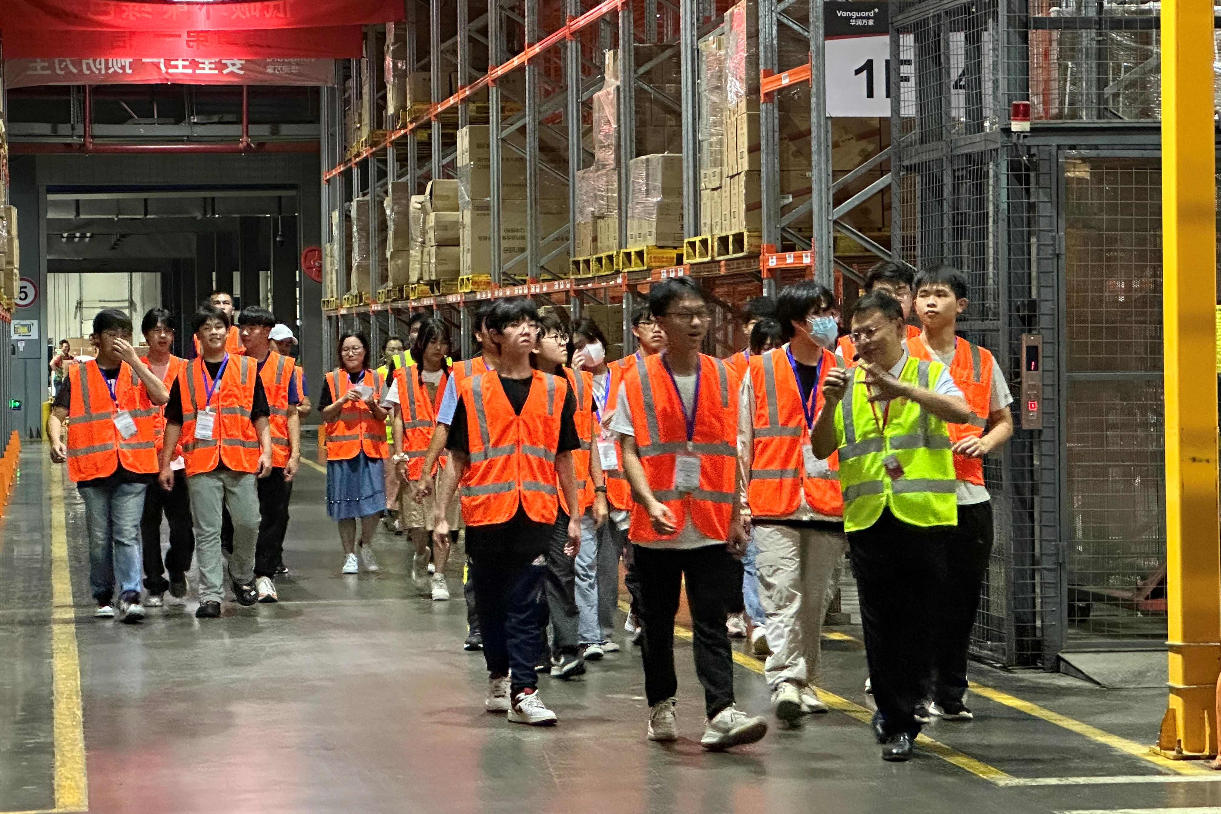 华润万家邀请上百名香港师生探访凤岗低碳物流园