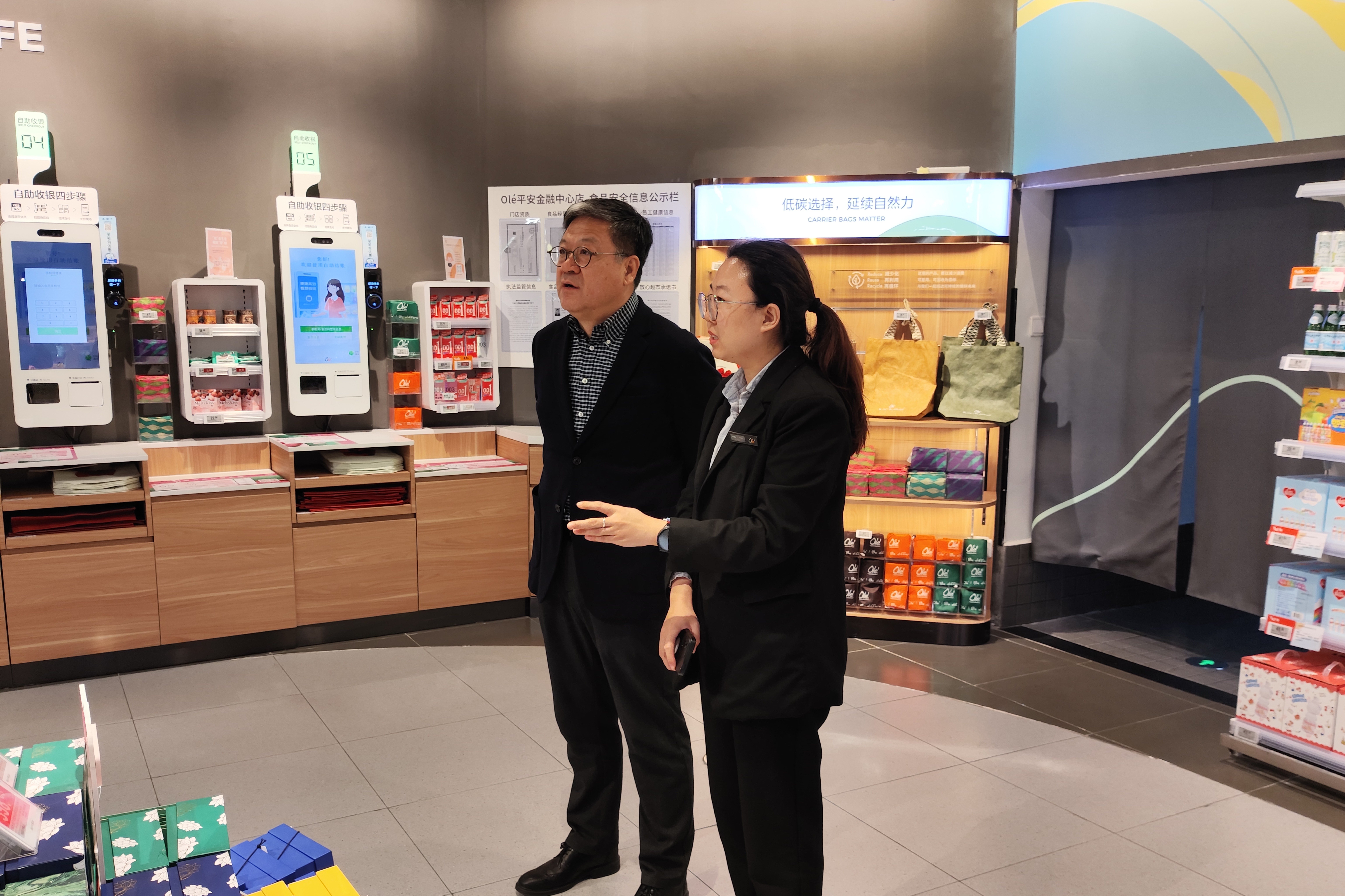 集团蓝屹副总经理调研Olé深圳平安金融中心店