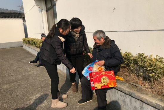 初心不变 华润万家心系东山老人