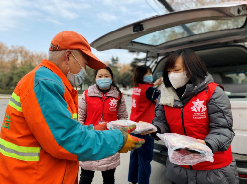 致敬户外工作者，关爱城市守护人 ——华润万家开展“暖冬行动”