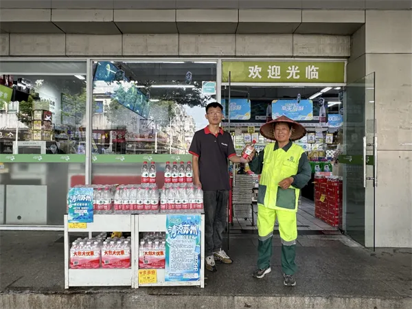 华润万家携手华润怡宝“夏日送清凉” 致敬户外工作者